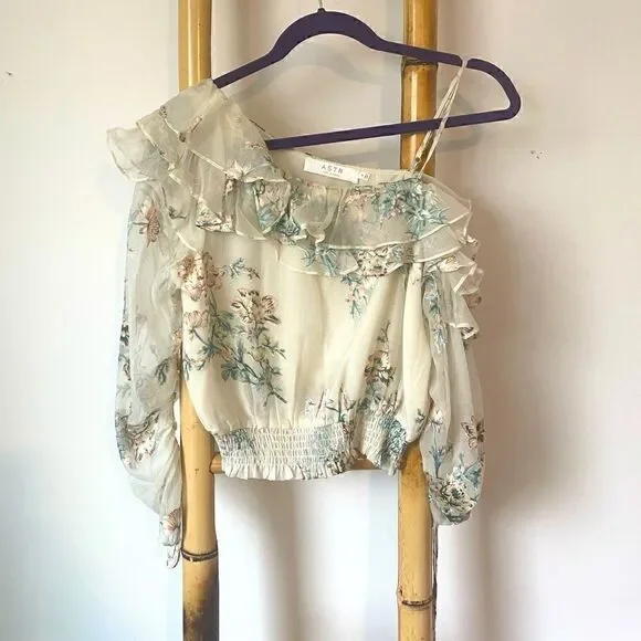 ASTR THE LABEL *NWT* SMALL Ivory Flowered One Shoulder Top - Picture 3 of 9